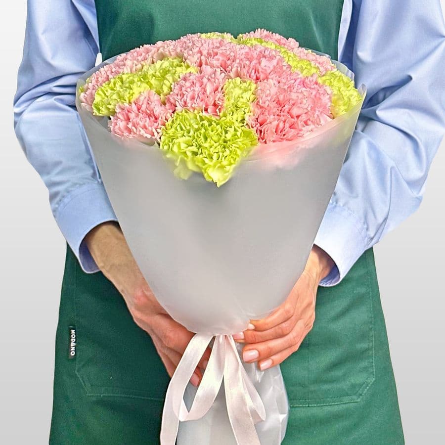 Букет из розовых и зеленых Гвоздик 25 шт «Апрельский Дождь»