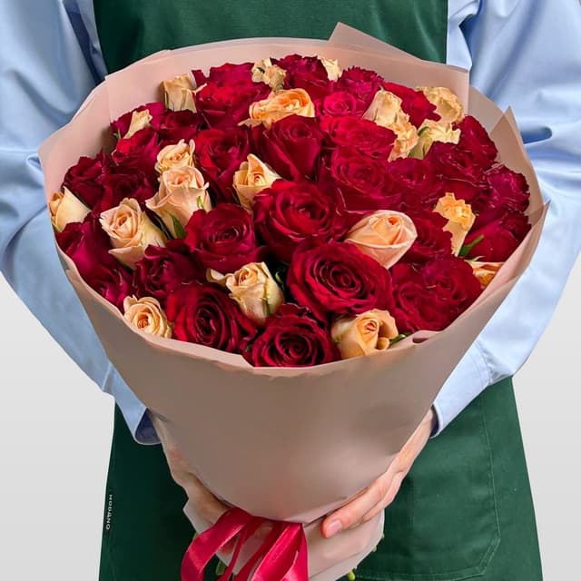 Букет из малиновых и кремовых Роз Кения 40 см 51 шт «Краски Заката» Букет из малиновых и кремовых Роз Кения 40 см 51 шт «Краски Заката»