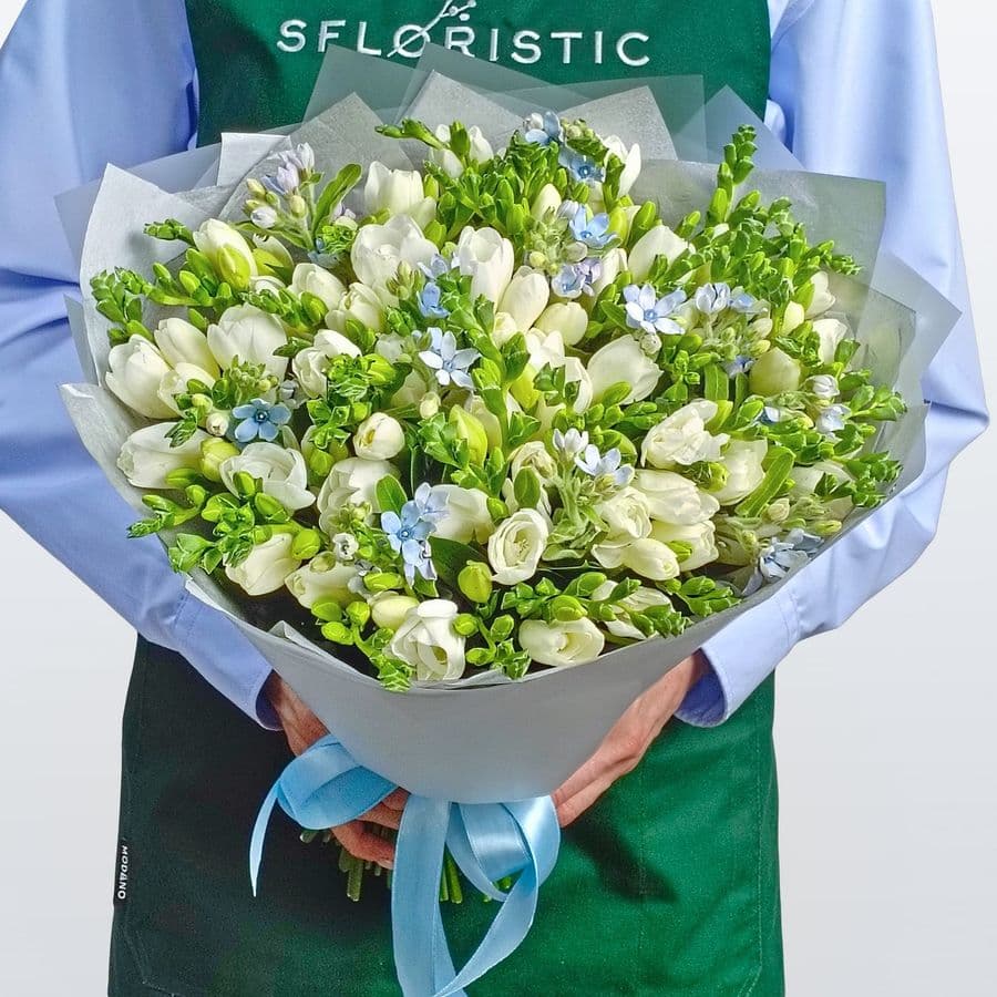 Букет из Фрезий и Оксипеталума «Альпийский Луг»