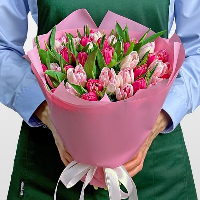 Букет из нежно-розовых и малиновых Тюльпанов 51 шт «Закат на Ривьере» Букет из нежно-розовых и малиновых Тюльпанов 51 шт «Закат на Ривьере»