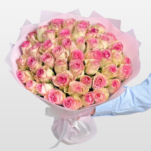Букет из белых Роз Кения с розовой каймой 40 см 51 шт «Поцелуй Зари» Букет из белых Роз Кения с розовой каймой 40 см 51 шт «Поцелуй Зари»