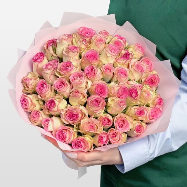 Букет из белых Роз Кения с розовой каймой 40 см 51 шт «Поцелуй Зари» Букет из белых Роз Кения с розовой каймой 40 см 51 шт «Поцелуй Зари»