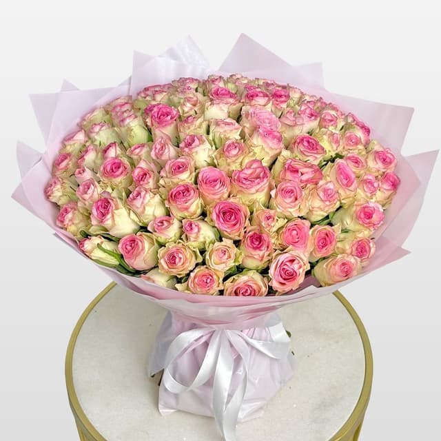 Букет из белых Роз Кения с розовой каймой 40 см 101 шт «Сладкий Секрет» Букет из белых Роз Кения с розовой каймой 40 см 101 шт «Сладкий Секрет»