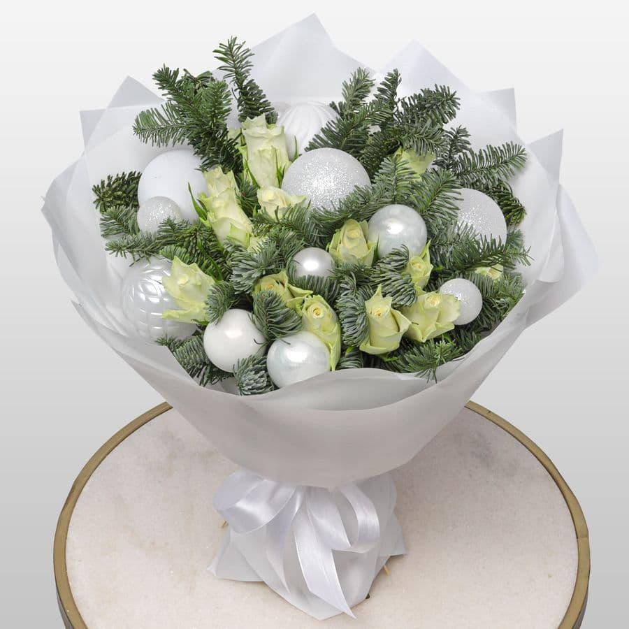 Новогодний букет из Нобилиса и Роз «Праздничное Сияние»