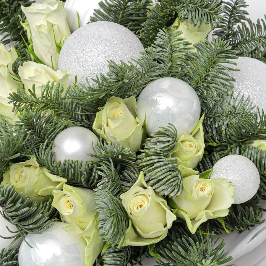 Новогодний букет из Нобилиса и Роз «Праздничное Сияние»