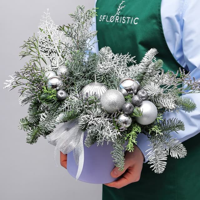 Новогодняя композиция из Нобилиса и Лимониума со свечой в коробке «Серебро Инея» Новогодняя композиция из Нобилиса и Лимониума со свечой в коробке «Серебро Инея»