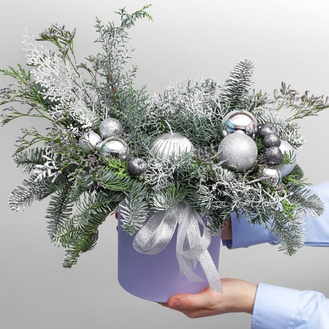 Новогодняя композиция из Нобилиса и Лимониума со свечой в коробке «Серебро Инея» Новогодняя композиция из Нобилиса и Лимониума со свечой в коробке «Серебро Инея»