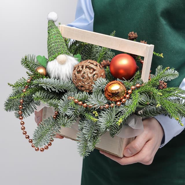 Новогодняя композиция из Нобилиса и Мережки в ящике «Праздничный Секрет» Новогодняя композиция из Нобилиса и Мережки в ящике «Праздничный Секрет»