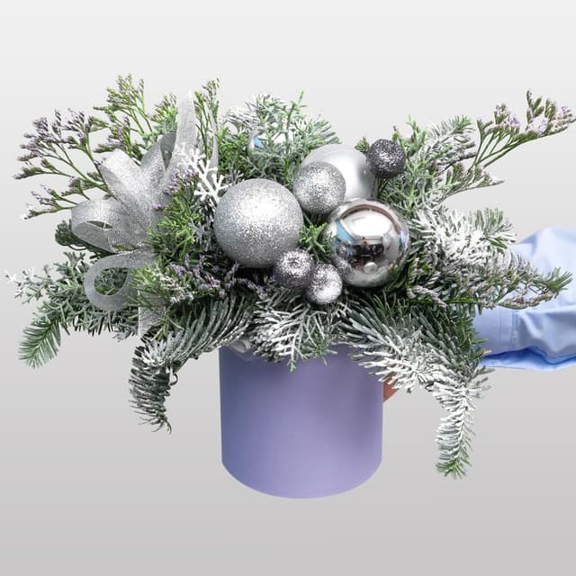 Новогодняя композиция из Нобилиса и Туи в коробке «Ледяная Роскошь» Новогодняя композиция из Нобилиса и Туи в коробке «Ледяная Роскошь»