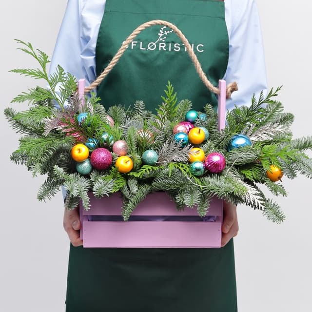 Новогодняя композиция из Нобилиса и Туи в ящике «Тутти-фрутти» Новогодняя композиция из Нобилиса и Туи в ящике «Тутти-фрутти»