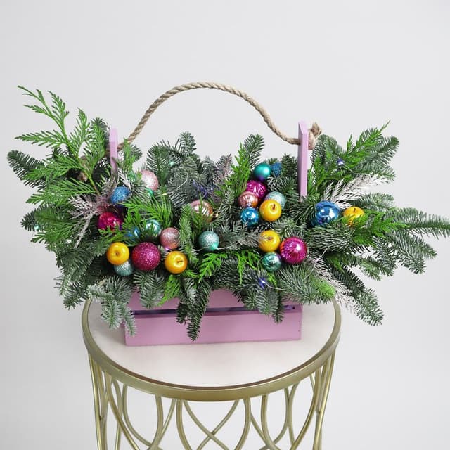 Новогодняя композиция из Нобилиса и Туи в ящике «Тутти-фрутти» Новогодняя композиция из Нобилиса и Туи в ящике «Тутти-фрутти»