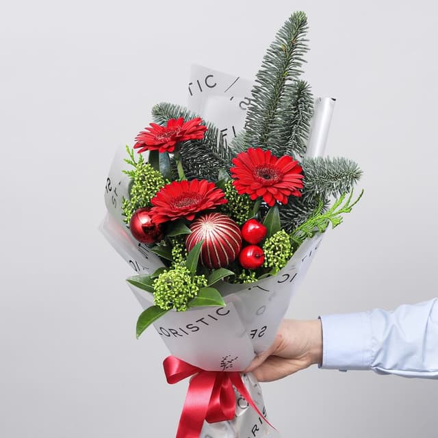 Новогодний букет из Нобилиса, Скиммии и Гермини «Имбирный Пряник» Новогодний букет из Нобилиса, Скиммии и Гермини «Имбирный Пряник»