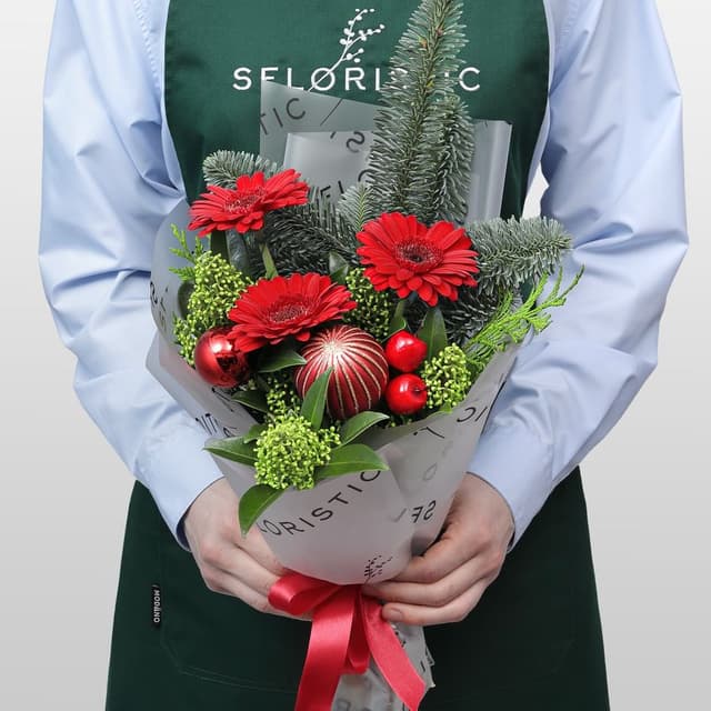 Новогодний букет из Нобилиса, Скиммии и Гермини «Имбирный Пряник» Новогодний букет из Нобилиса, Скиммии и Гермини «Имбирный Пряник»