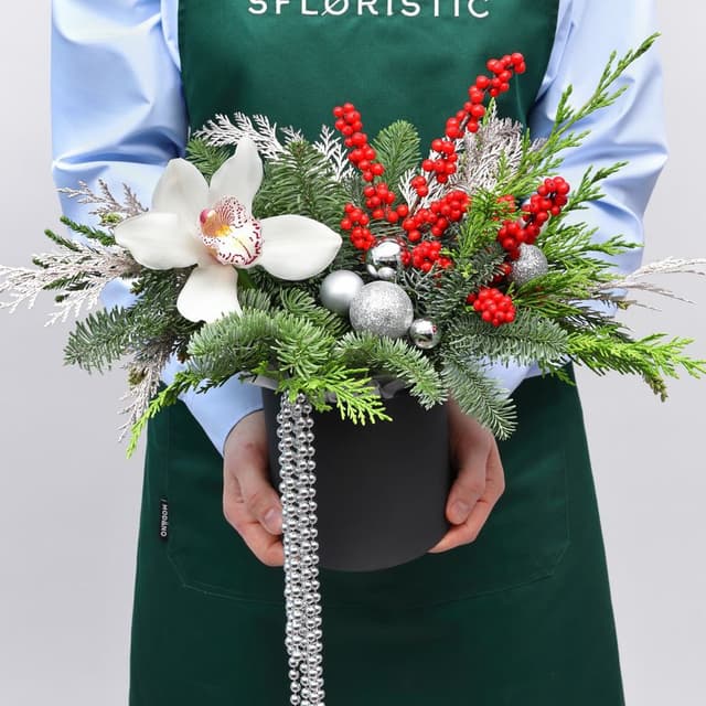 Новогодняя композиция из Нобилиса, Туи и Орхидеи в коробке «Серебряный Вальс» Новогодняя композиция из Нобилиса, Туи и Орхидеи в коробке «Серебряный Вальс»