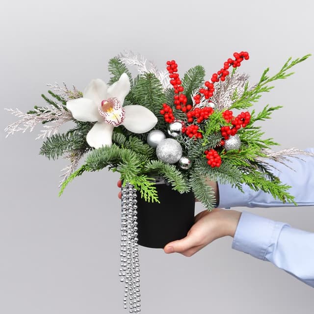 Новогодняя композиция из Нобилиса, Туи и Орхидеи в коробке «Серебряный Вальс» Новогодняя композиция из Нобилиса, Туи и Орхидеи в коробке «Серебряный Вальс»