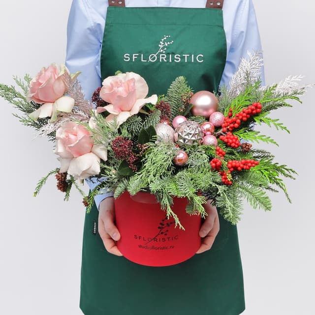 Новогодняя композиция из Нобилиса, Туи и Роз Эквадор в коробке «Зимний Румянец» Новогодняя композиция из Нобилиса, Туи и Роз Эквадор в коробке «Зимний Румянец»