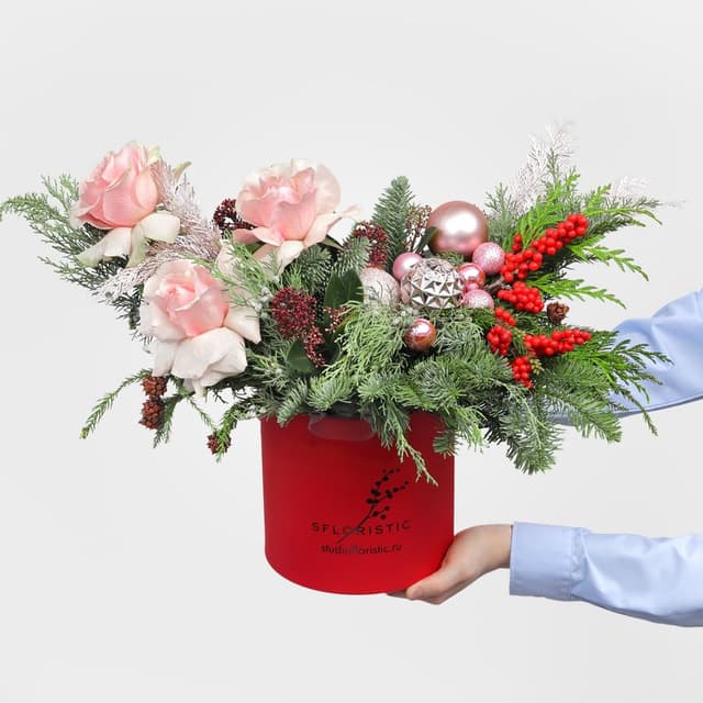 Новогодняя композиция из Нобилиса, Туи и Роз Эквадор в коробке «Зимний Румянец» Новогодняя композиция из Нобилиса, Туи и Роз Эквадор в коробке «Зимний Румянец»