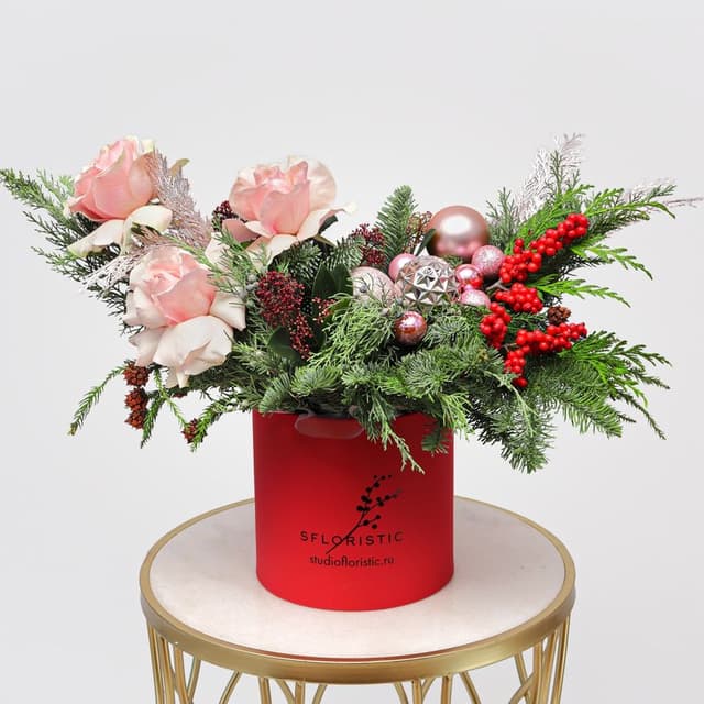 Новогодняя композиция из Нобилиса, Туи и Роз Эквадор в коробке «Зимний Румянец» Новогодняя композиция из Нобилиса, Туи и Роз Эквадор в коробке «Зимний Румянец»