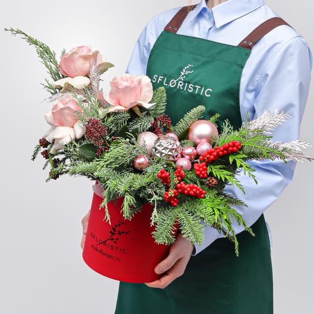 Новогодняя композиция из Нобилиса, Туи и Роз Эквадор в коробке «Зимний Румянец» Новогодняя композиция из Нобилиса, Туи и Роз Эквадор в коробке «Зимний Румянец»