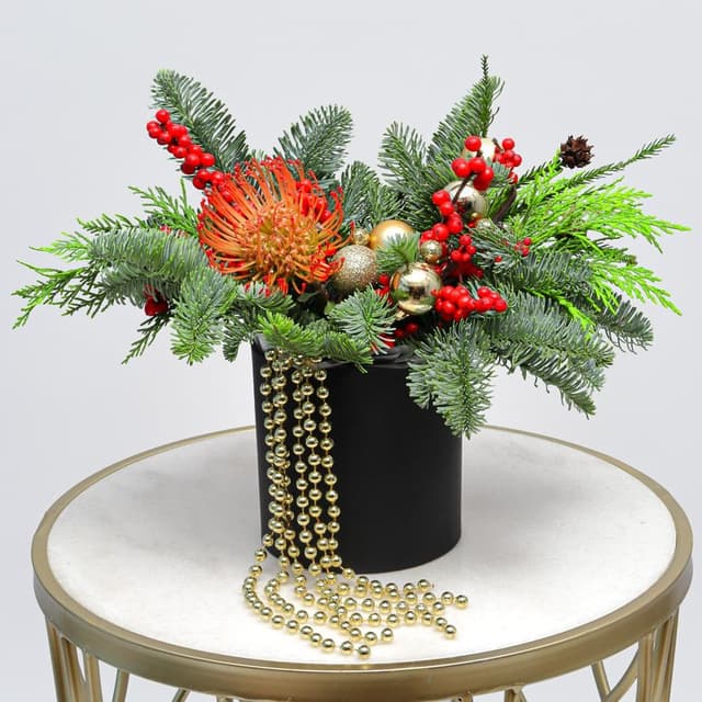 Композиция из Нобилиса, Туи и Леукаспермума в коробке «Путеводная Звезда» Композиция из Нобилиса, Туи и Леукаспермума в коробке «Путеводная Звезда»