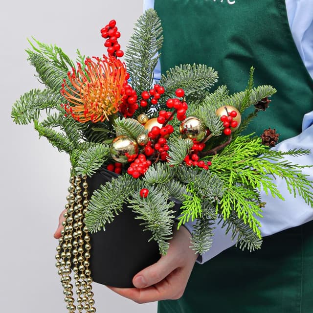 Композиция из Нобилиса, Туи и Леукаспермума в коробке «Путеводная Звезда» Композиция из Нобилиса, Туи и Леукаспермума в коробке «Путеводная Звезда»