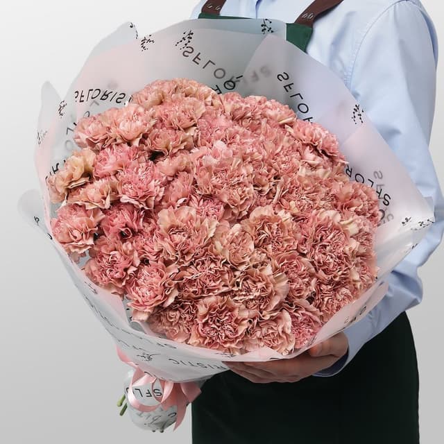 Букет из Пудрово-Розовых Гвоздик 51 шт «Мягкие Объятия» Букет из Пудрово-Розовых Гвоздик 51 шт «Мягкие Объятия»