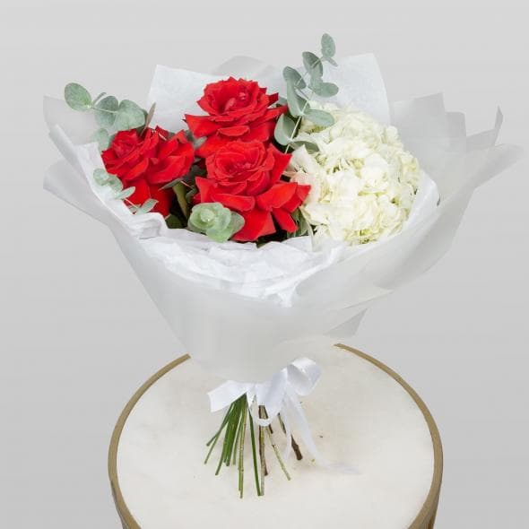 Букет из Гортензий и Роз Эквадор «Нежные Объятия» Букет из Гортензий и Роз Эквадор «Нежные Объятия»