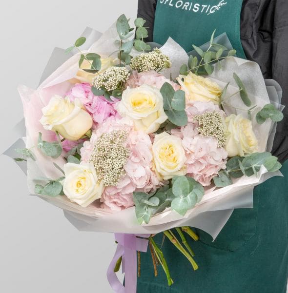 Букет из Гортензий, Роз Эквадор и Озотамнуса «Белоснежная Симфония» Букет из Гортензий, Роз Эквадор и Озотамнуса «Белоснежная Симфония»