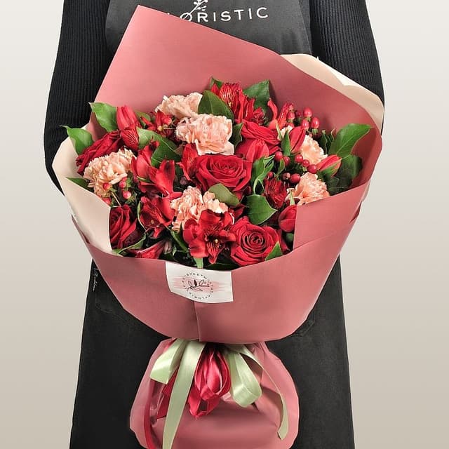 Букет из Альстромерий, Роз, Гвоздик и Тюльпанов «Кармен» Букет из Альстромерий, Роз, Гвоздик и Тюльпанов «Кармен»