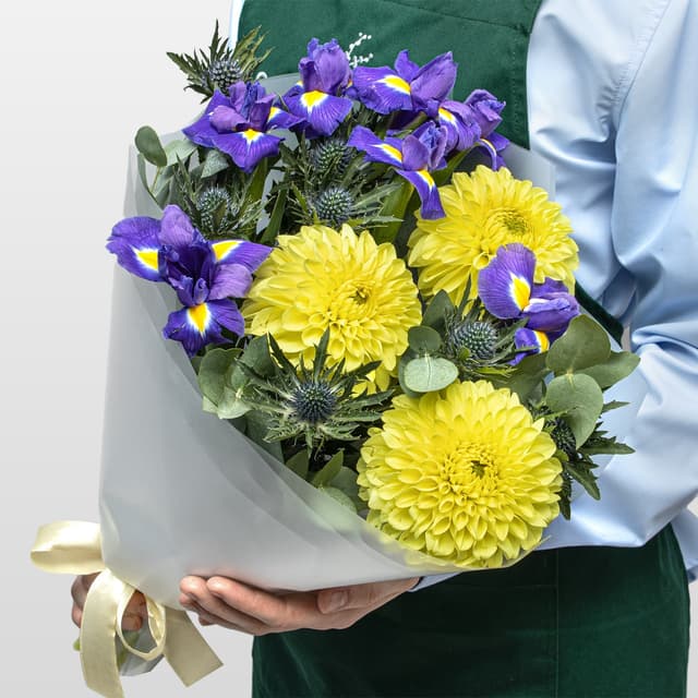 Букет из Георгин, Ириса и Эрингиума «Эпоха Возрождения» Букет из Георгин, Ириса и Эрингиума «Эпоха Возрождения»