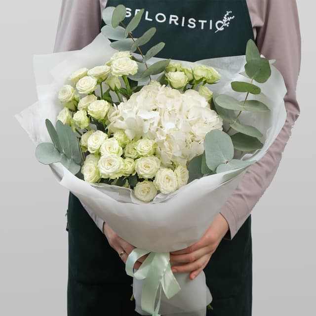 Букет из Гортензии и Кустовых Роз «Чудесной» с эвкалиптом Букет из Гортензии и Кустовых Роз «Чудесной» с эвкалиптом