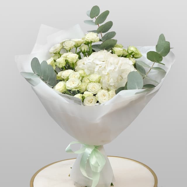Букет из Гортензии и Кустовых Роз «Чудесной» с эвкалиптом Букет из Гортензии и Кустовых Роз «Чудесной» с эвкалиптом