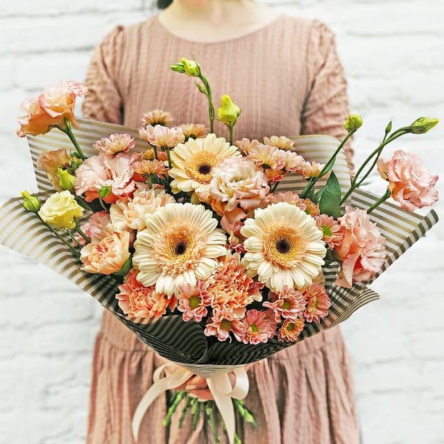 Букет из Лизиантуса, Хризантем, Гвоздик и Гермини «Пудровые облака» Букет из Лизиантуса, Хризантем, Гвоздик и Гермини «Пудровые облака»