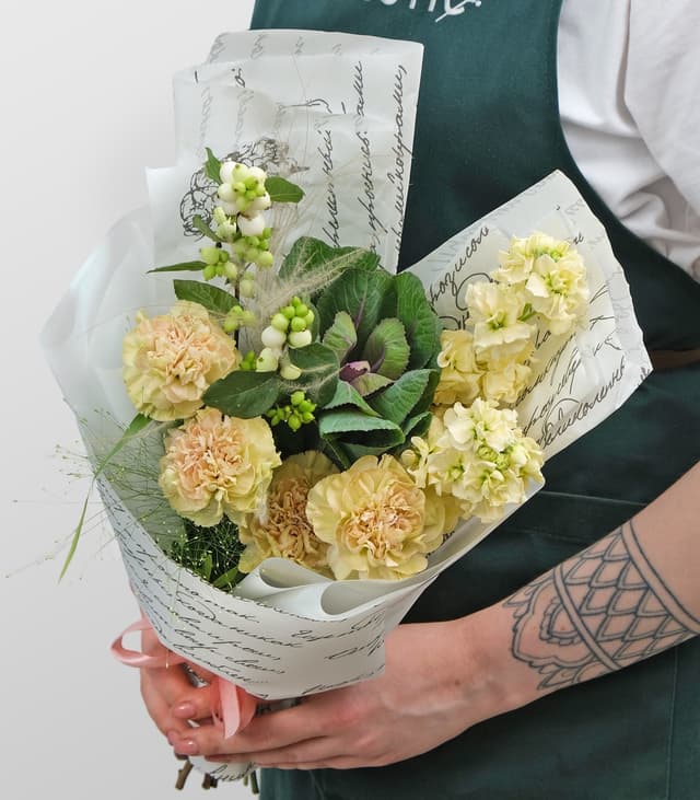 Букет из Маттиолы, Гвоздики и Брассики «Экзотика» Букет из Маттиолы, Гвоздики и Брассики «Экзотика»