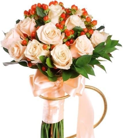 Букет из Роз и Гиперикума «Персиковая принцесса» Букет из Роз и Гиперикума «Персиковая принцесса»