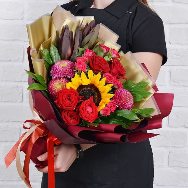 Букет из Роз, Подсолнухов и Георгин «Иноземка» Букет из Роз, Подсолнухов и Георгин «Иноземка»