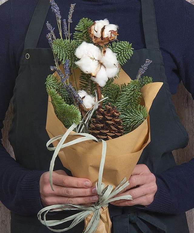 Букет новогодний из Лапника и Хлопка «Снежное объятие» Букет новогодний из Лапника и Хлопка «Снежное объятие»