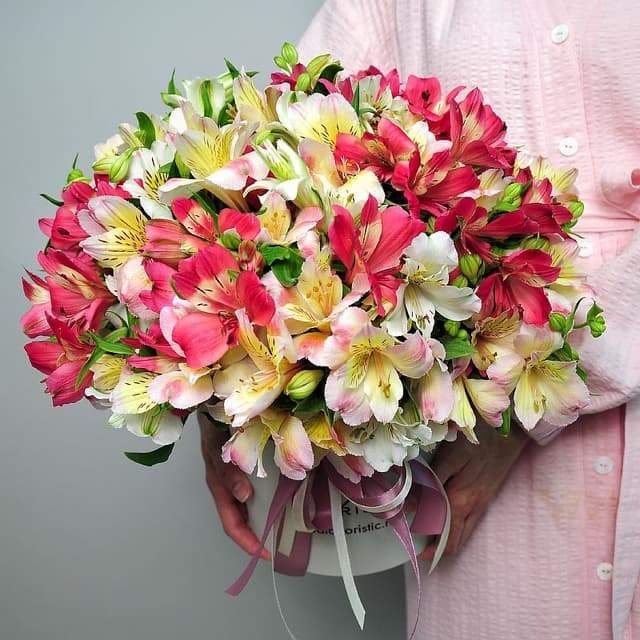 Композиция из Альстромерий в шляпной коробке «Краски лета» Композиция из Альстромерий в шляпной коробке «Краски лета»