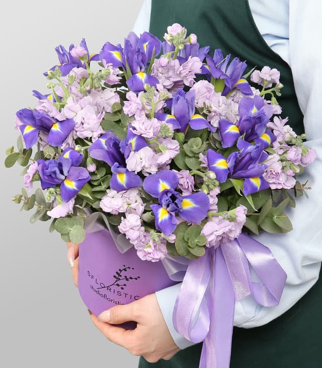 Композиция из Маттиол и Ирисов «Тайна любви» с эвкалиптом Композиция из Маттиол и Ирисов «Тайна любви» с эвкалиптом