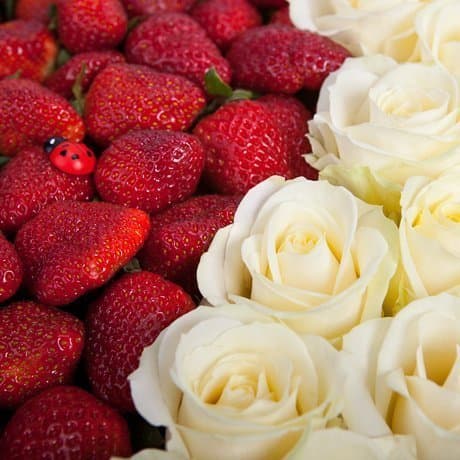 Композиция из Роз и Клубники «Вкусно и прекрасно» Композиция из Роз и Клубники «Вкусно и прекрасно»