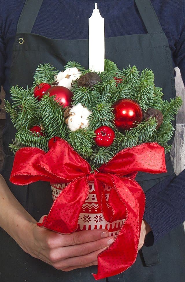 Композиция новогодняя со свечой из Лапника с декором в кашпо «Новогоднее волшебство» Композиция новогодняя со свечой из Лапника с декором в кашпо «Новогоднее волшебство»