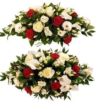 Настольная композиция из Роз, Калл и Лизиантуса «Красный и белый» Настольная композиция из Роз, Калл и Лизиантуса «Красный и белый»