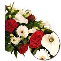 Настольная композиция из Роз, Калл и Лизиантуса «Красный и белый» Настольная композиция из Роз, Калл и Лизиантуса «Красный и белый»