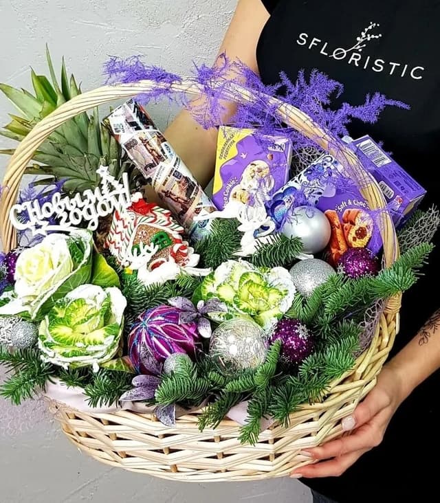 Новогодняя корзинка с угощениями «Пряничный домик» Новогодняя корзинка с угощениями «Пряничный домик»